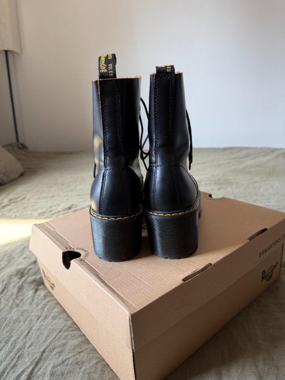 Dr. Martens Women's Leona Black Vintage Smooth Leather Heeled Boots Size 8 - Picture 4 of 6